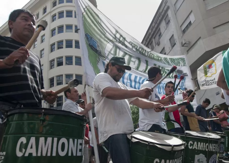 ¿VOLVERÁN LAS PROTESTAS? El de los camioneros es uno de los gremios que ya anticipó que no aceptará las metas salariales que impulsa el Gobierno. archivo