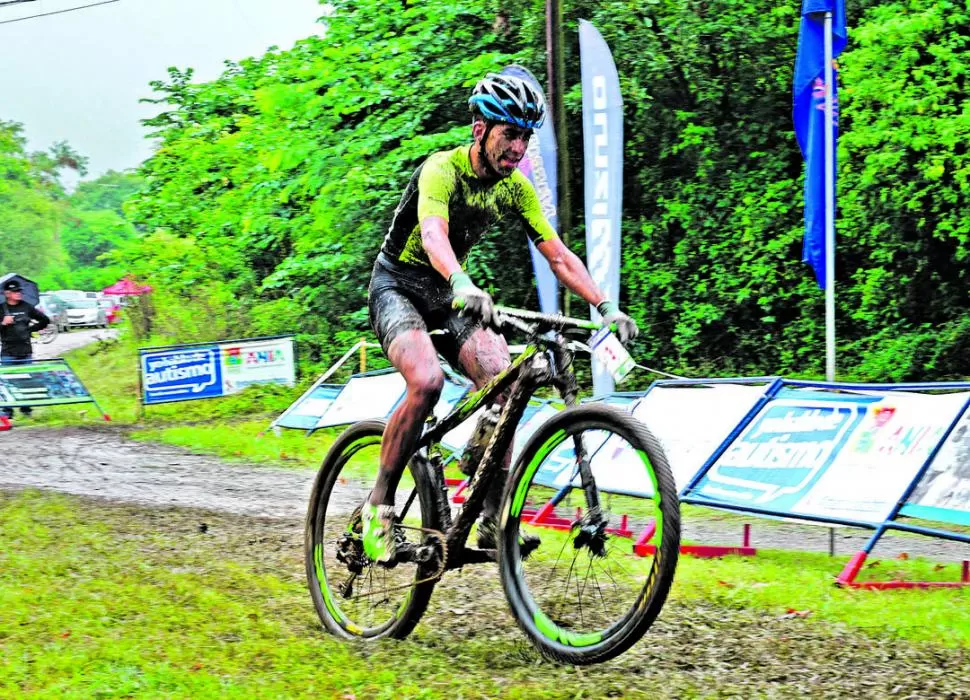 NI EL BARRO LO FRENÓ. Álvaro Macías consiguió una gran victoria en el arranque el campeonato Tucumano de cross rural. fotos de pablo rosales