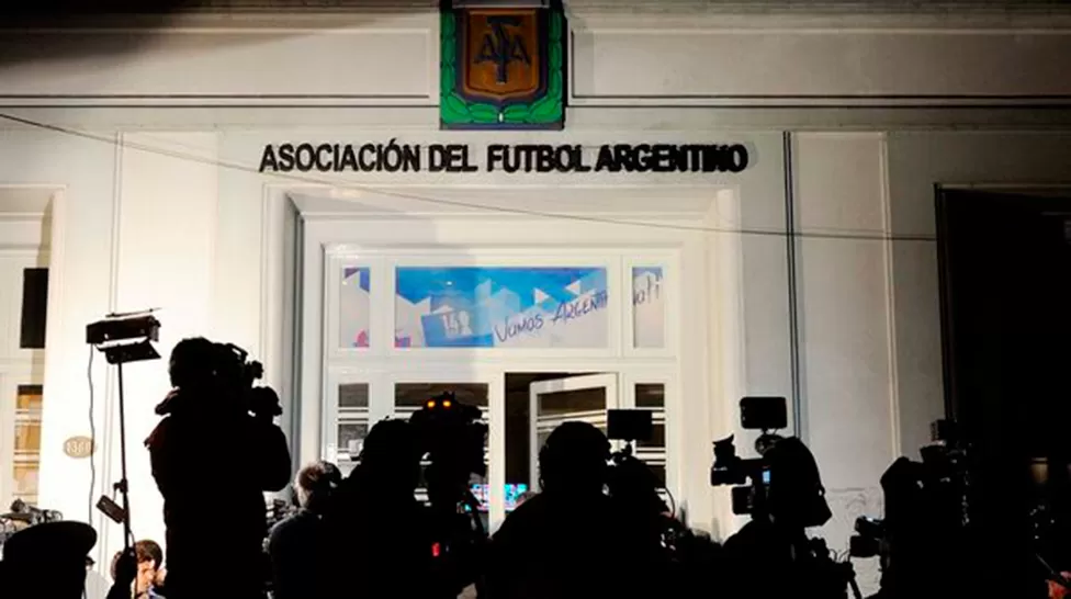 Técnicos de todas las categorías del fútbol reclamarán por la falta de pago