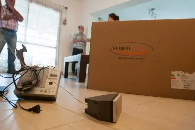 Dos nenas se escondieron de los ladrones dentro de una caja