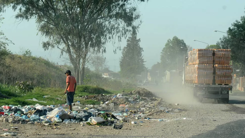 DE TERROR. La basura se acumula junto a la autopista. ARCHIVO