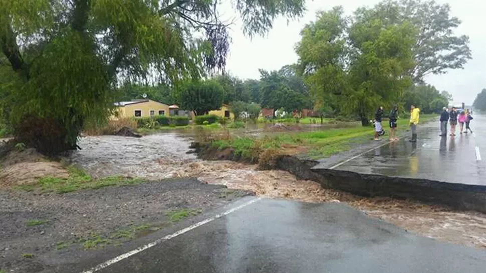 RUTA 38. El agua partió el pavimento. FOTO ENVIADA POR UN LECTOR A TRAVÉS DE WHATSAPP.