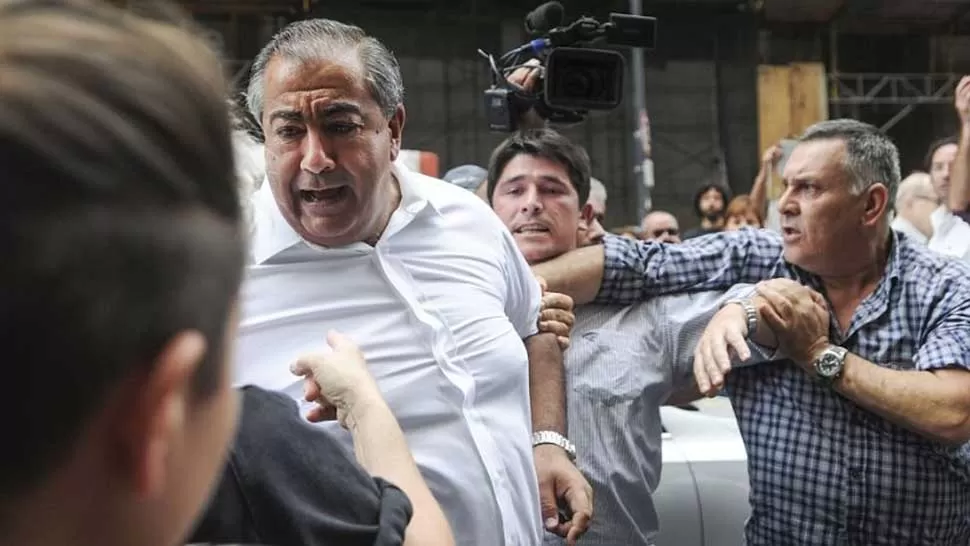 AGREDIDO. Héctor Daer debió refugiarse en la sede de la Federación de Empleados de Comercio. FOTO TOMADA DE CRONISTA.COM