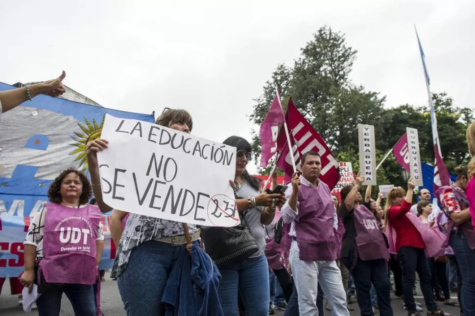 RECHAZO. Dirigentes y afiliados a gremios como Sadop y UDT objetaron el aumento del 23% que dio la Provincia. la gaceta / FOTO DE JORGE OLMOS SGROSSO