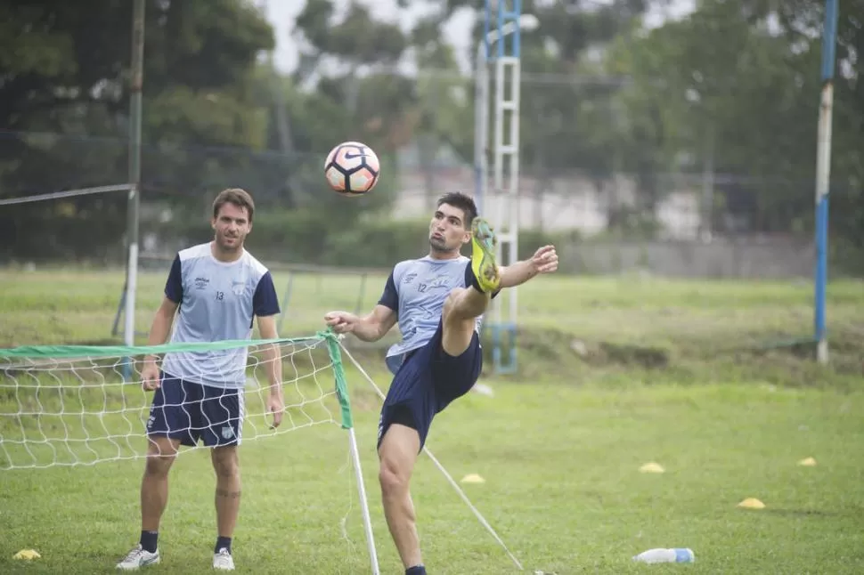 TRANQUILO. Evangelista, que está listo para rematar durante una partida de fútbol-tenis, espera confiado el duelo de mañana. la gaceta / FOTO DE JORGE OLMOS SGROSSO