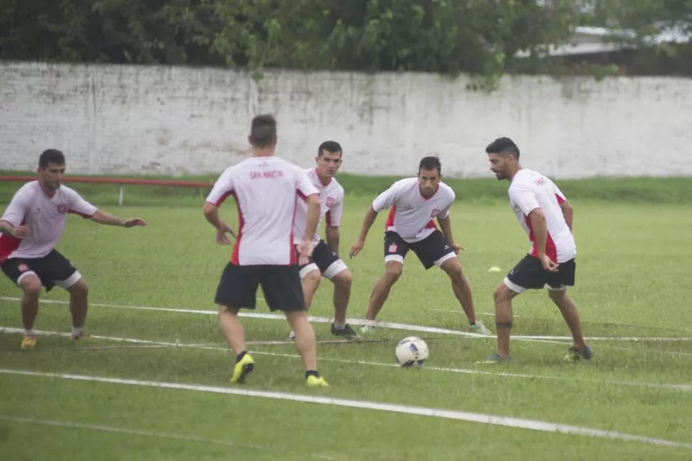 METIDOS. Rodríguez (en el centro) junto a Briones, Bucci y Galeano trabajan sin descanso para llegar bien al debut. la gaceta / FOTO DE JORGE OLMOS SGROSSO