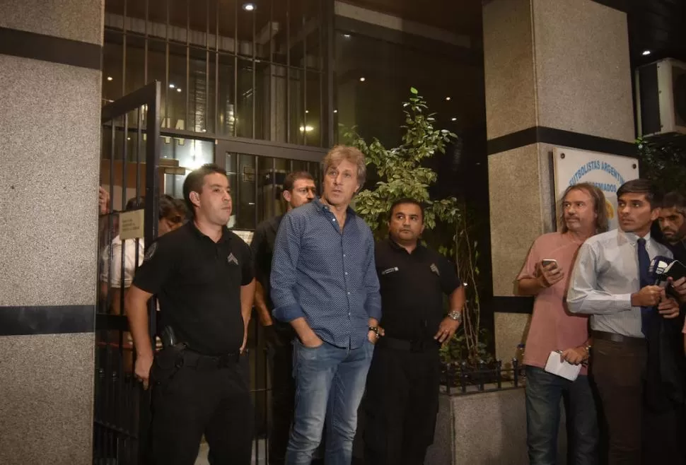 VOCERO. Sergio Marchi encabezó la reunión realizada anoche en Agremiados. dyn