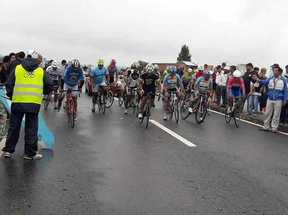 ¡LARGARON! Los ciclistas de Master “B” fueron protagonistas de la competencia. Asociación Ciclista Tucumana