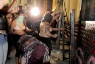 Feministas prendieron fuego y golpearon a periodistas y a jóvenes frente a la Catedral porteña