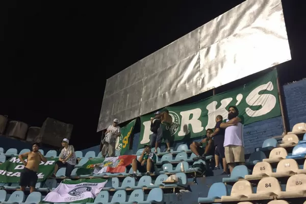 Cerca de 50 hinchas brasileños acompañan a Palmeiras en el Monumental