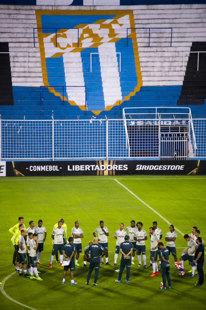 CHARLA. Luego de los ejercicios en el Monumental, Baptista reunió a sus jugadores en el círculo central. la gaceta / FOTO DE DIEGO ARAOZ