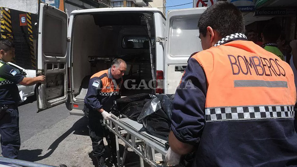 EL DÍA DEL HECHO. La policía retira el cuerpo de Facundo en 9 de Julio al 200. ARCHIVO