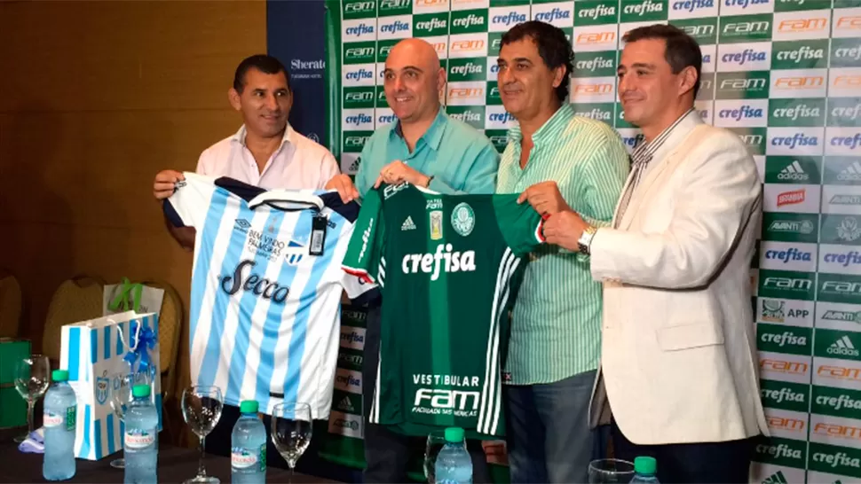 FAIR PLAY. Los presidente de Atlético y Palmeiras posaron para los fotógrafos. FOTO TOMADA DE WWW.TWITTER.COM/SEPALMEIRAS