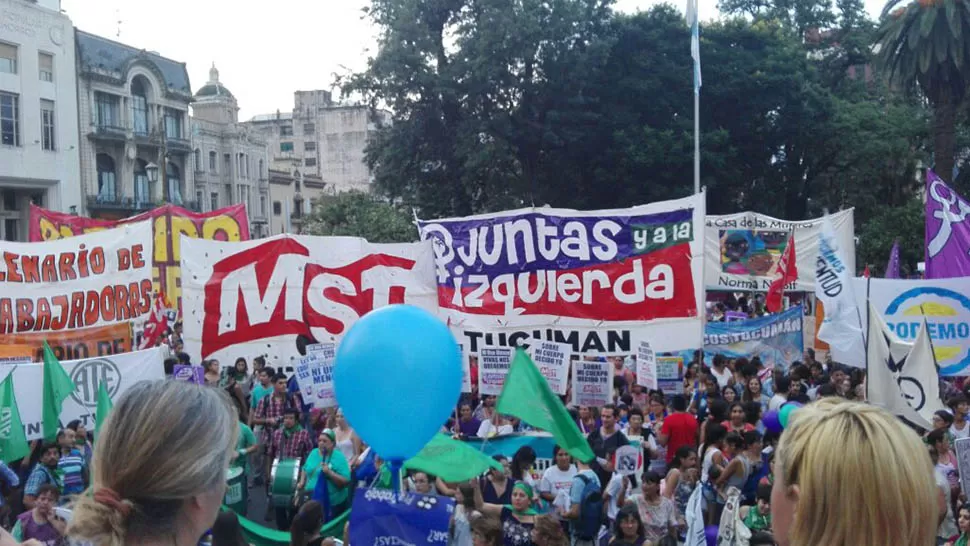 Acto en la plaza Independencia. FOTO DE MAURO SCHROTLIN.