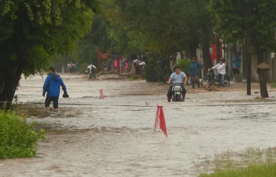 ANEGADOS. Así quedaron tras la tormenta los barrios Escaba, CGT, 9 de Julio, Bajo Marapa, El Tabique y El Porvenir, en Juan Bautista Alberdi. LA GACETA / FOTOS DE OSVALDO RIPOLL.-