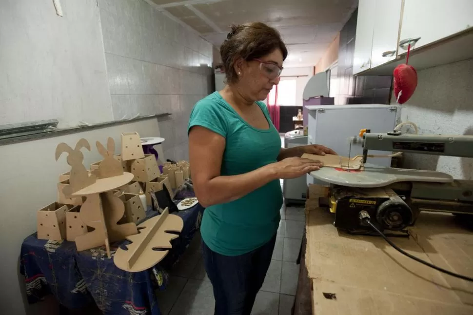 ASÍ SE SUPERA MARCELA. Cada día trabaja durante 10 horas en su taller de objetos decorativos. Siempre fue habilidosa con las manos y lo aprovecha. LA GACETA / FOTOS DE INÉS QUINTEROS ORIO.-