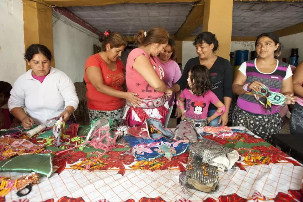 COLORIDO. Las mamás armaron los trajes de los chicos para carnaval.  