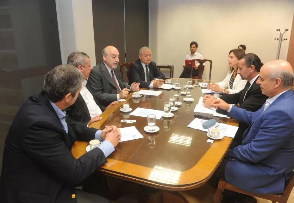 EN MUÑECAS 951. Legisladores oficialistas del CAM (a la derecha en la imagen) recibieron a los abogados colegiados. la gaceta / foto de Antonio Ferroni