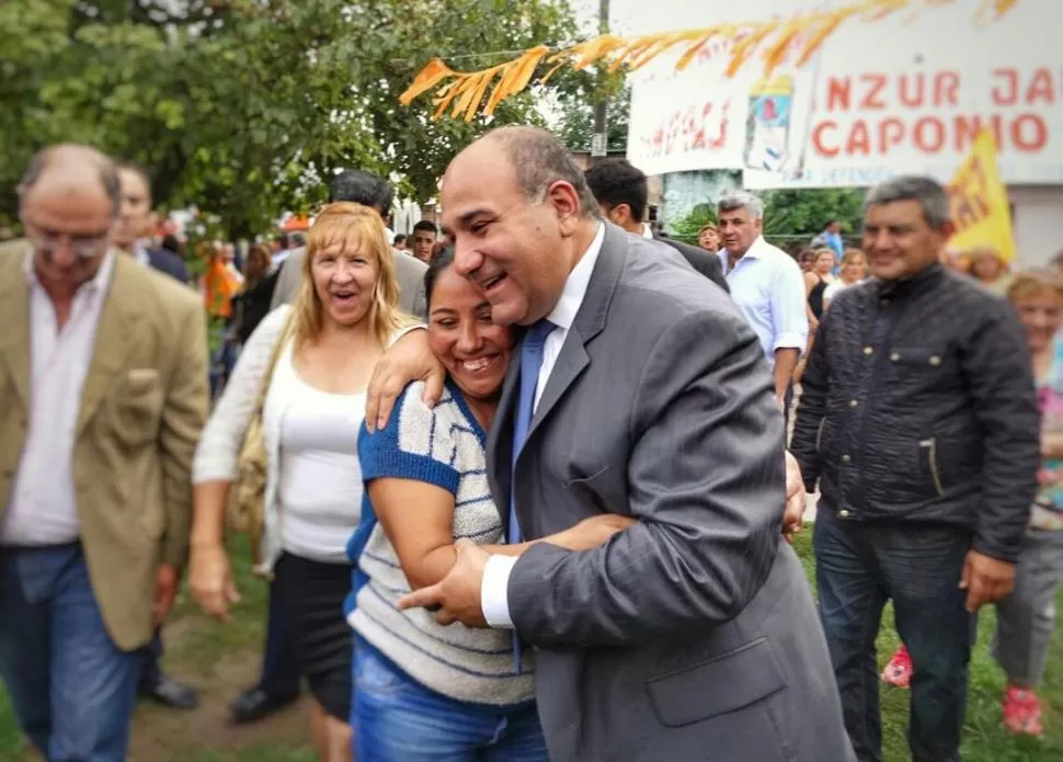 EN LA CAPITAL. Manzur inauguró ayer módulos en el barrio San Francisco.  twitter @JuanManzurOK