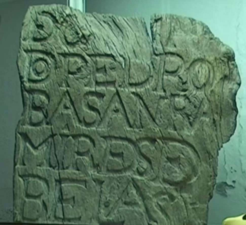 EN UN TRONCO. Talla donde aparece el nombre de don Pedro Bazán Ramírez de Velasco, hallazgo de la expedición Liberani-Hernández de 1877. 