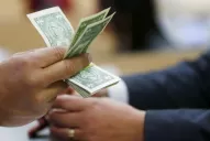El dólar saltó 10 centavos y alcanzó su pico en 15 días
