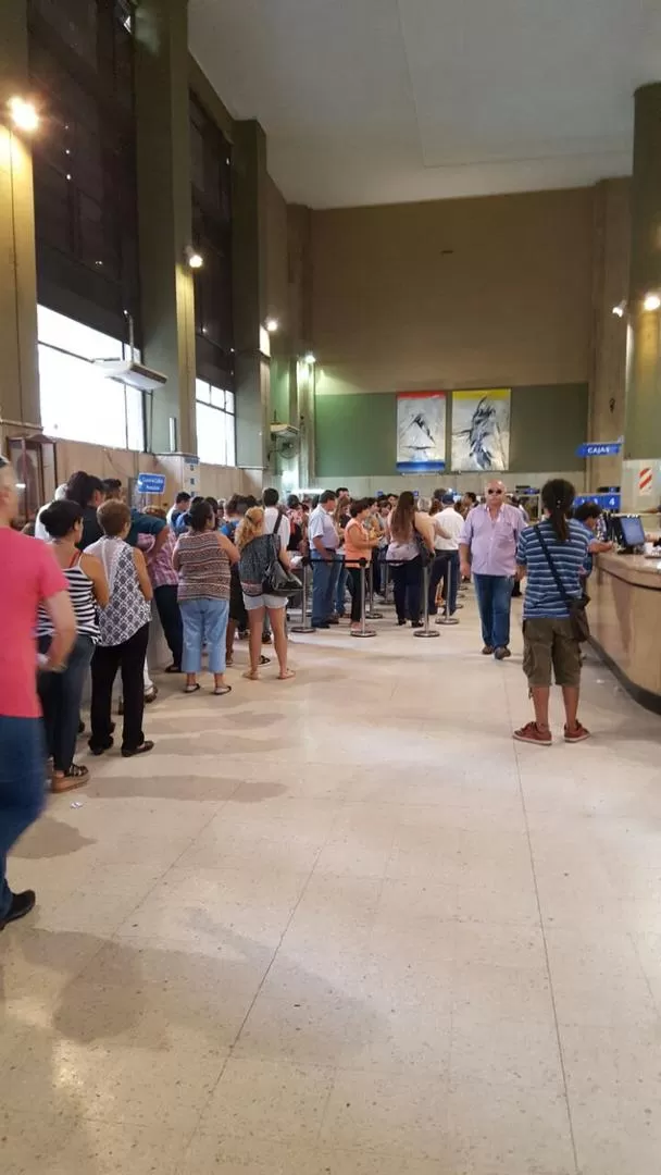 COLAS EN EL SUBSIDIO. Una imagen que se repite a diario. FOTO ENVIADA POR UN LECTOR A TRAVÉS DE WHATSAPP. 