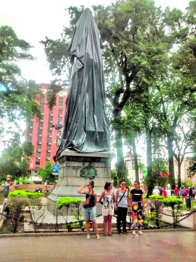  INTERVENCIÓN ARTÍSTICA. Monumento de la Libertad, de Lola Mora. 