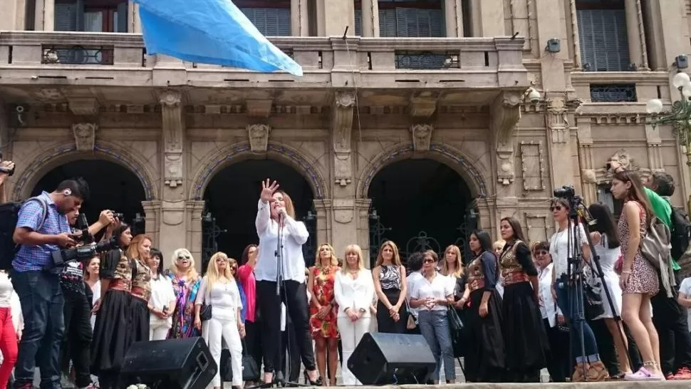 FUERTE MENSAJE. Paliza interpretó la canción rodeada por las mujeres que aparecieron en el videoclip.  LA GACETA/ VIRGINIA MASUCCI VÍA MÓVIL.