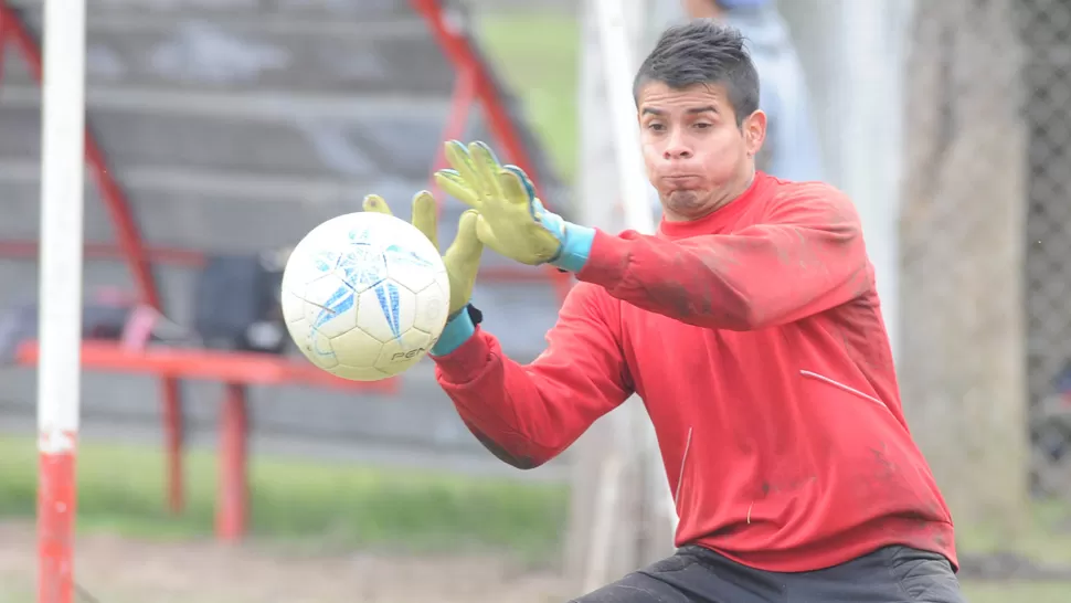 NUEVA PRUEBA. Nicolás Carrizo cuenta con chances de arrancar la temporada defendiendo el arco de los Santos. ARCHIVO LA GACETA / FOTO DE HÉCTOR PERALTA