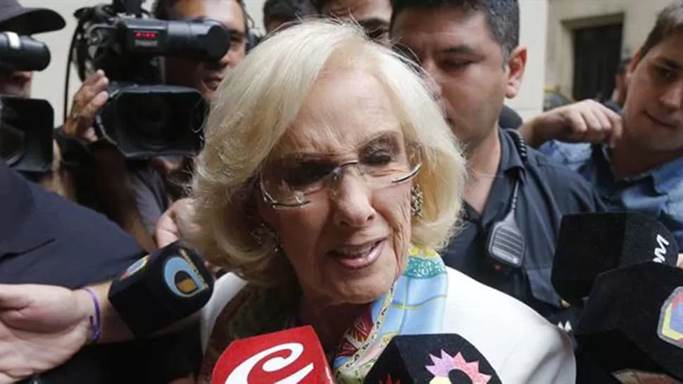 EN TRIBUNALES. Así llegaba a declarar Mirtha Legrand por el robo de sus joyas. FOTO TOMADA DE LANACION.COM.AR