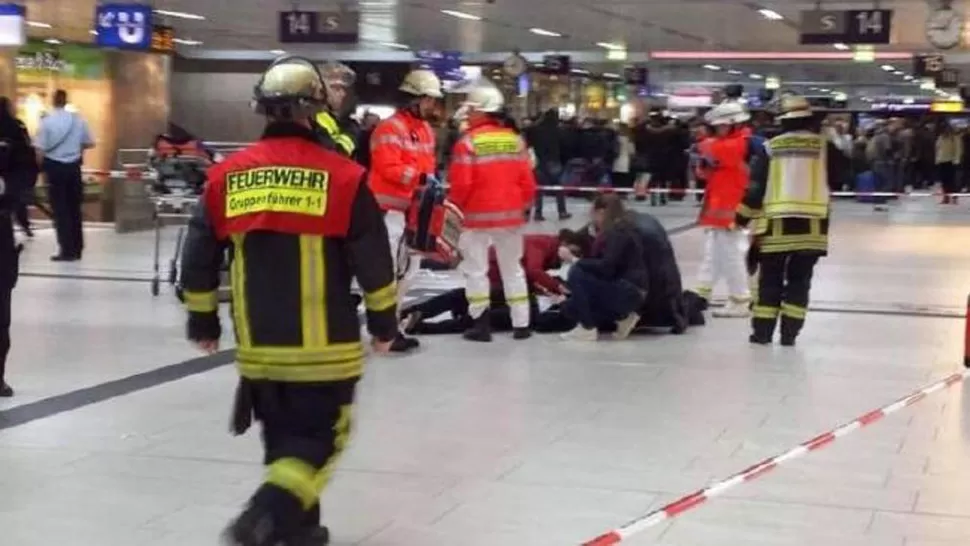 Momento en que las fuerzas de seguridad atrapan al sospechoso. FOTO TOMADA DE LAVANGUARDIA.COM
