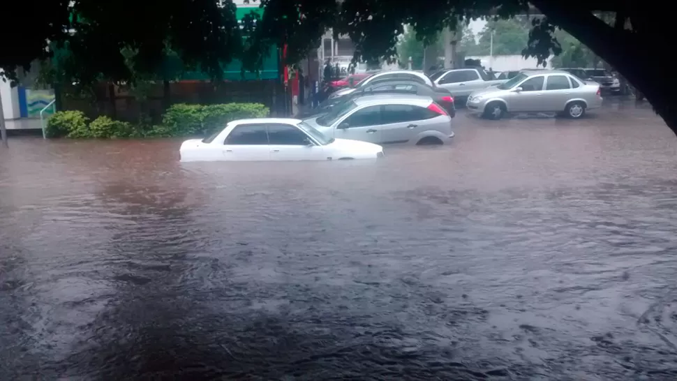 Así quedaron los autos en la avenida Mate de Luna. FOTO GENTILEZA DE JULIO PEREA