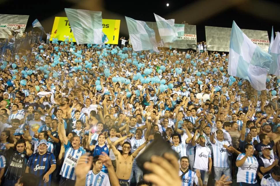 DE LA CABEZA. Un hincha “decano” celebra eufórico, colgado de la cerca olímpica. la gaceta / fotos de adrian lugones