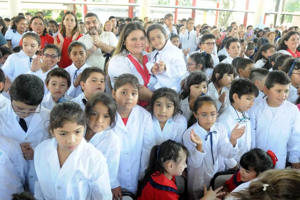 MIRADAS ATENTAS. Al finalizar el acto, chicos y grandes celebraron con aplausos. Ahora es tiempo de ingresar al aula y poner manos a la obra. LA GACETA / ANALÍA JARAMILLO.