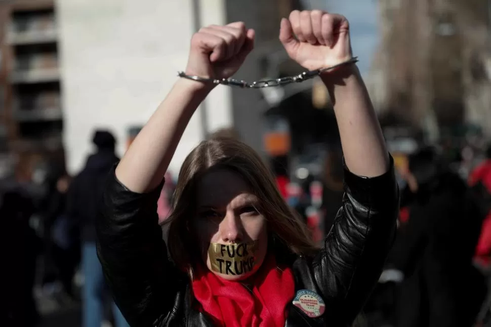 EN NUEVA YORK. Una manifestante expresa su rechazo a las políticas migratorias del presidente Trump. Reuters