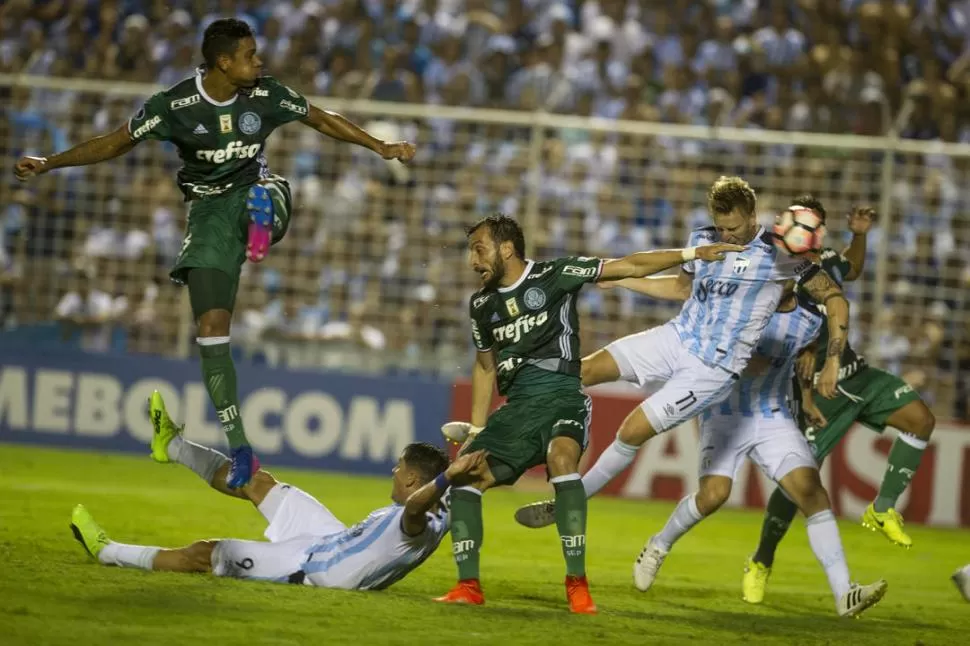 POR ARRIBA, NO. A Atlético le costó ganar en las dos áreas por la mayor altura de los jugadores de Palmeiras, que se impusieron claramente en los duelos áereos. la gaceta / foto de jorge olmos sgrosso 