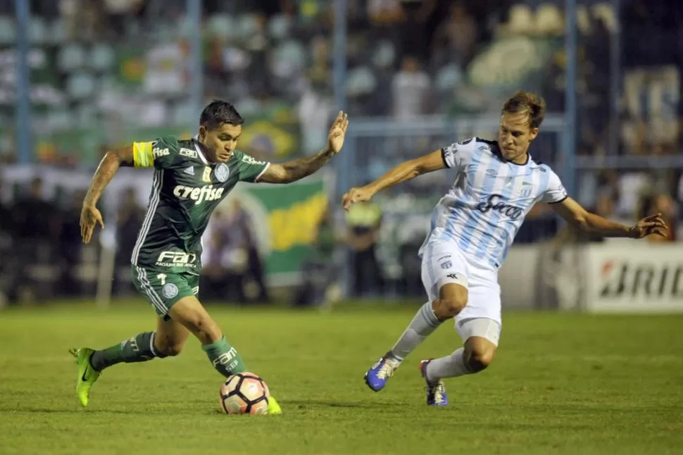 ENDEMONIADO. Dudú, que encara a Nery Leyes, fue el estandarte de un Palmeiras que no perdió la brújula gracias a sus gambetas y momentos de picardía. De una patriada suya nació el tiro libre previo al 1-1. la gaceta / foto de inés quinteros orio 