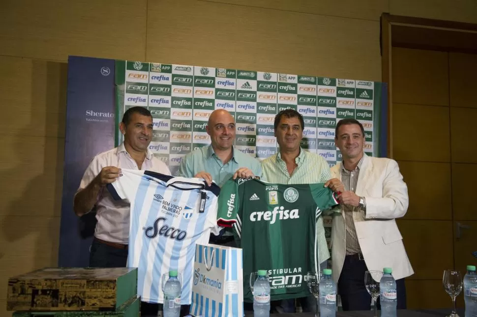 CAMARADERÍA. Mario Leito sostiene la camiseta de Atlético junto con Maurício Galiotte, presidente de Palmeiras. A la derecha, los vicepresidentes “decanos”, Enrique Salvatierra e Ignacio Golobisky.  la gaceta / foto de jorge olmos sgrosso 