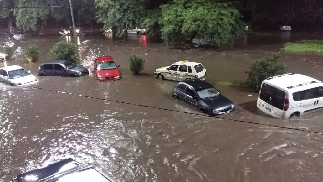 UNA LAGUNA MARRÓN. La avenida Gobernador del Campo se convirtió en una trampa para los automovilistas.  