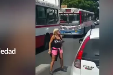 Video: una mujer reaccionó a piñas contra un hombre, durante una discusión de tránsito
