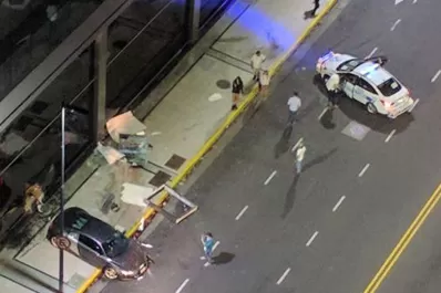 Video: chocó su auto importado contra el Hilton de Puerto Madero