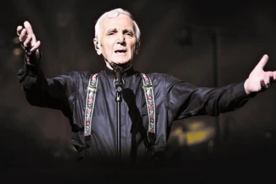 A los 92 años y con limitaciones en su voz, Charles Aznavour deleitó a su público en Buenos Aires
