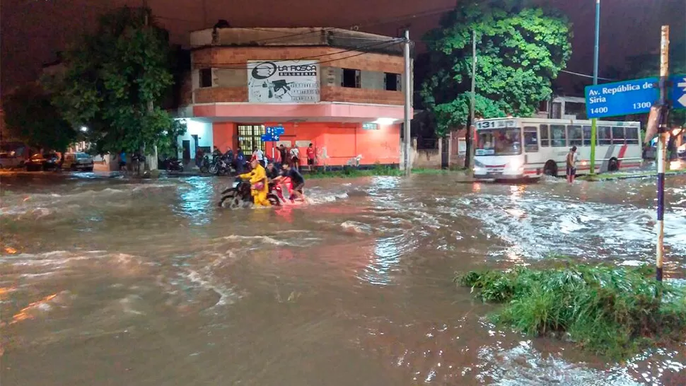 SIRIA Y BOLIVIA. Una vez más, el agua casuó complicaciones en dicha esquina. LA GACETA EN WHATSAPP