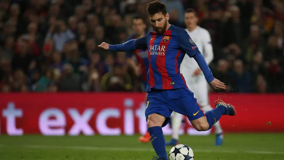 LIONEL MESSI. El delantero del Barcelona patea el penal que convirtió en el partido contra el PSG. REUTERS
