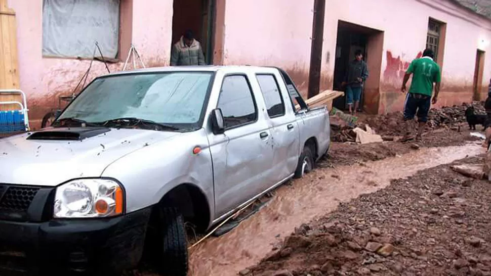 ALUD. Una camioneta enterrada en el barro.