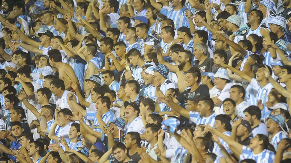 FANÁTICOS. Seguir a Atlético se convirtió en un presupuesto para los hinchas. LA GACETA/FOTO DE HÉCTOR PERALTA