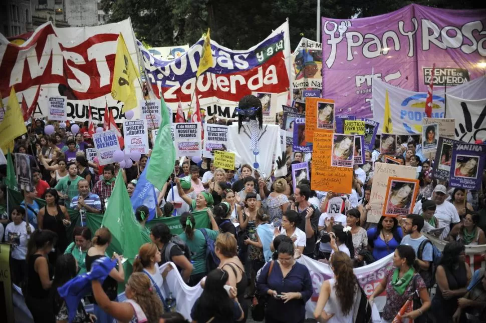 CONCURRENCIA MASIVA. La marcha se extendió a largo de cinco cuadras. la gaceta / foto de inés quinteros orio