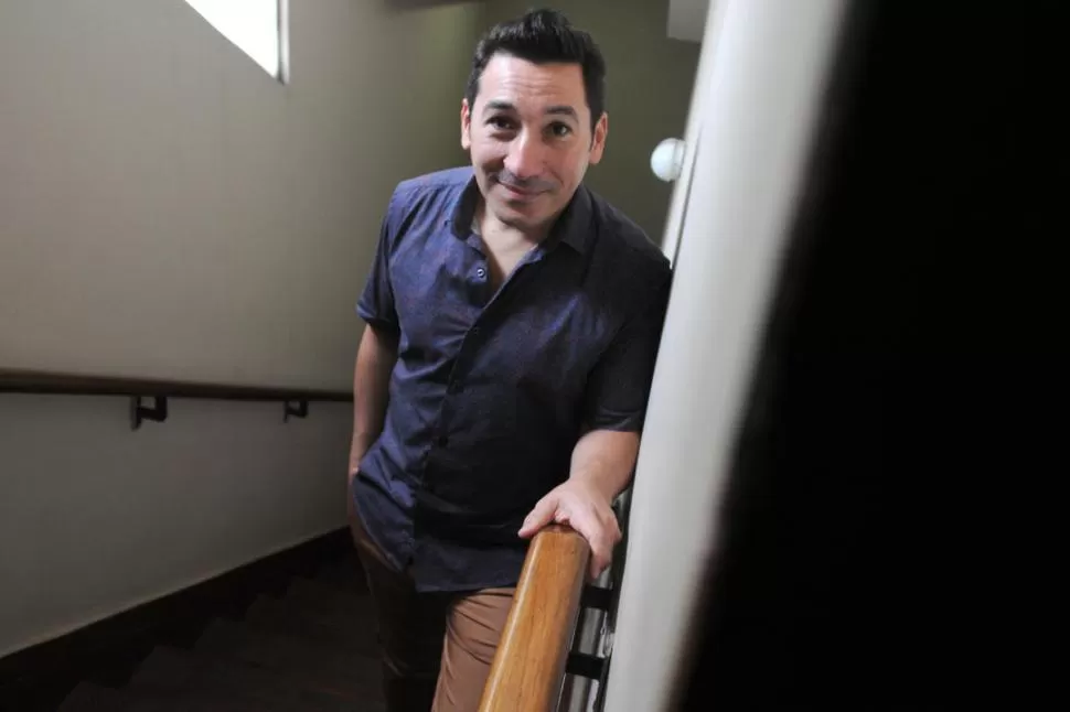 SIEMPRE EN ASCENSO. Desde sus comienzos con la orquesta El arranque, hasta hoy, Ardit ha llevado el tango en su voz por tres continentes. LA  GACETA / FOTOS DE ANALÍA JARAMILLO.-