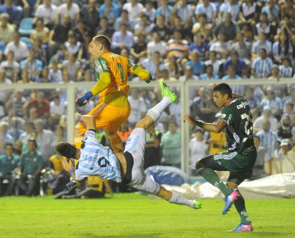 SE LLEVÓ LA PEOR PARTE. El arquero Fernando Prass intentó cortar una llegada de Zampedri. Sin intención, terminó llevándose puesto al goleador y golpeándolo fuerte en la zona de las costillas y el tórax.  la gaceta / foto de héctor peralta