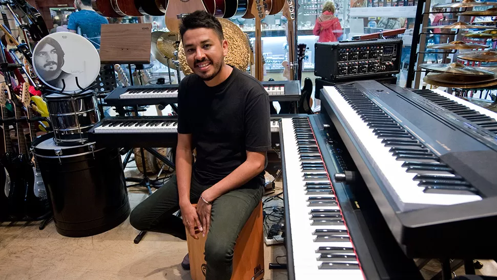 TODOTERRENO. Ahora toco el acordeón y la tabla hindú, anuncia el músico simoqueño. LA GACETA/FOTO DE INÉS QUINTEROS ORIO
